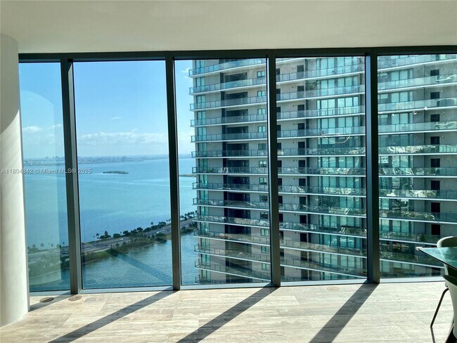 Foto del edificio - 650 NE 32nd St