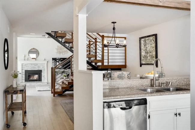 Foto del edificio - Spacious 1,550 Sq Ft Townhome | 2-Car Garage & High Ceilings w/ Exposed Beams