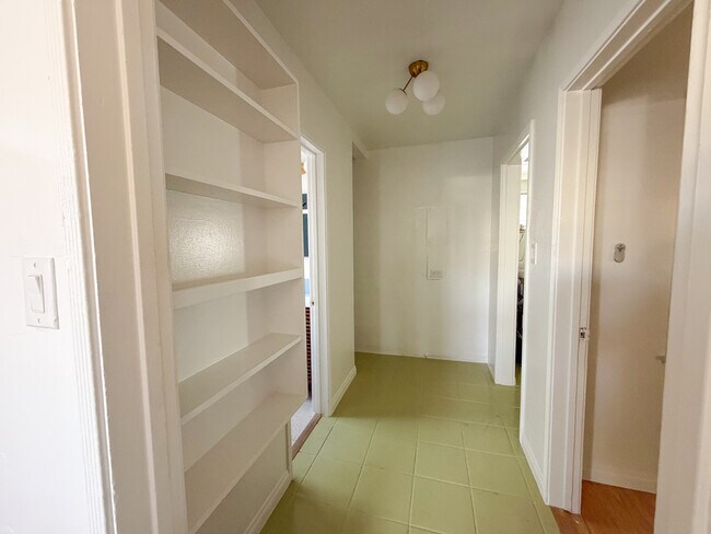 Building Photo - 925 Park Paseo