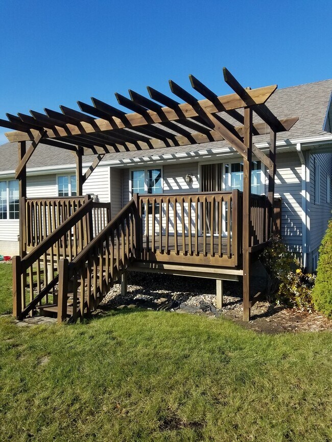 Foto del edificio - AVAILABLE FOR MID APRIL MOVE IN- RARE FIND...