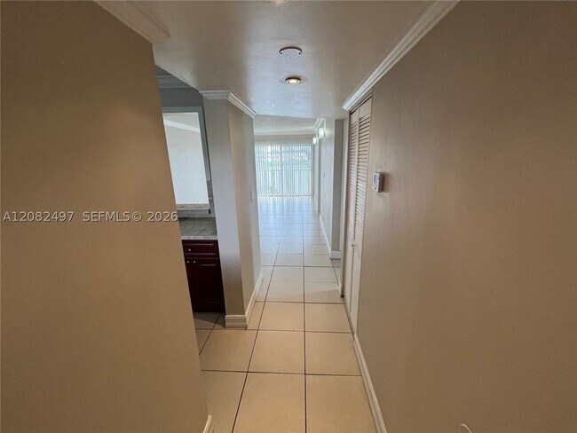 Foto del edificio - 8560 N Sherman Cir