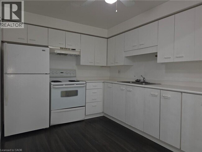 Building Photo - 565 Greenfield Ave