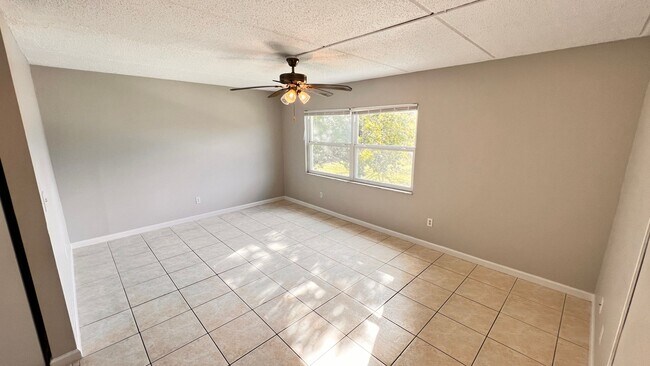 Building Photo - Cozy 3 Bd/2Ba Apartment in Commodore Place...