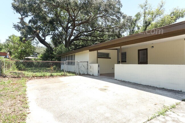 Building Photo - Charming 3/2 with Carport in Sanford