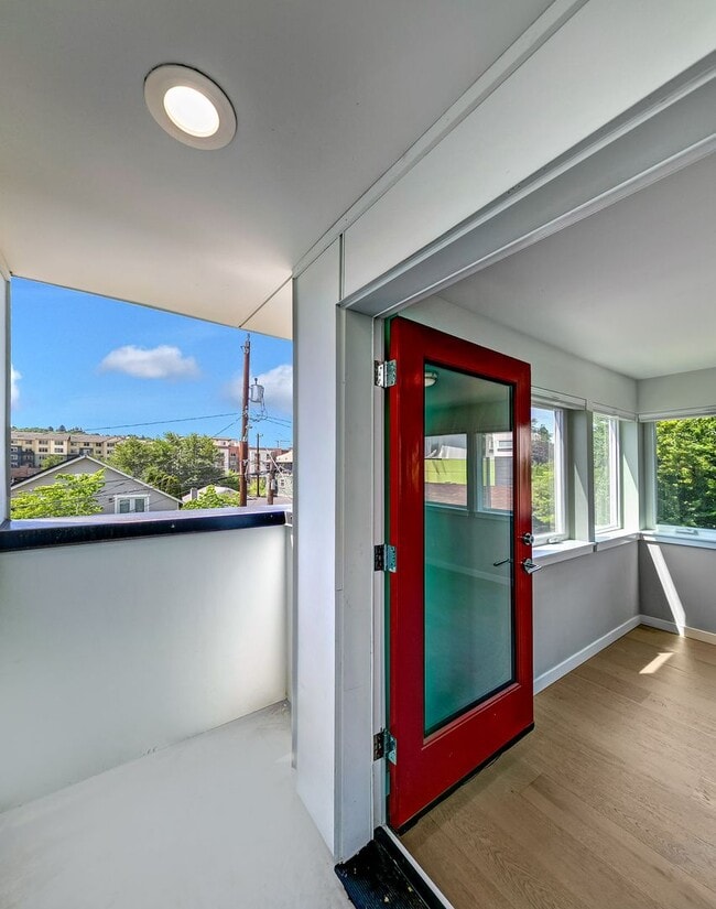 Building Photo - Stylish 2BR Townhome with Rooftop Deck & A/C Near Light Rail
