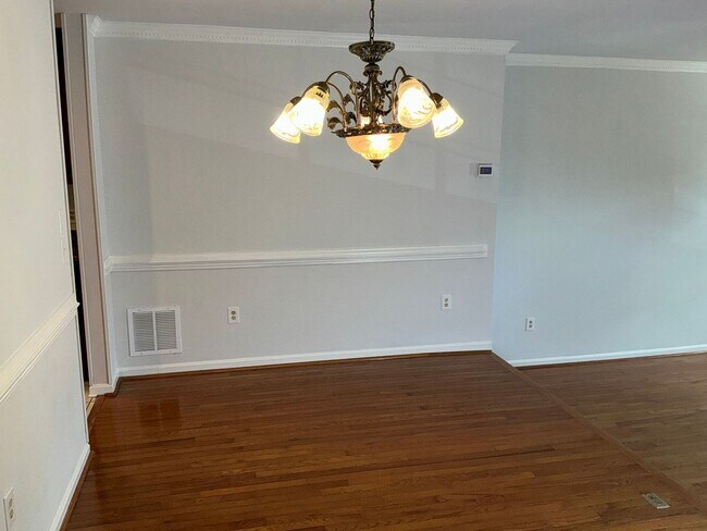 Foto del edificio - Very well maintained 3BR 3.5BA 3 level Colonial Townhome with fully fenced yard