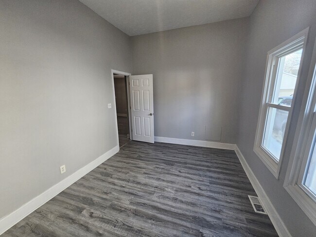 Building Photo - 3204 W 73rd St
