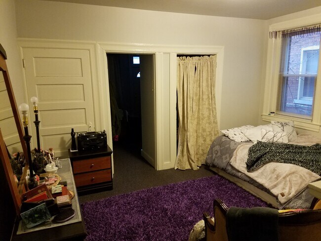 Los estudiantes que asisten a la Escuela Intermedia Davis pueden aprender a jugar al fútbol. - 338 Joncaire St