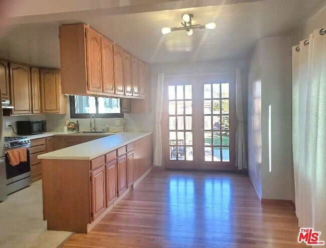Building Photo - 8824 Glider Ave