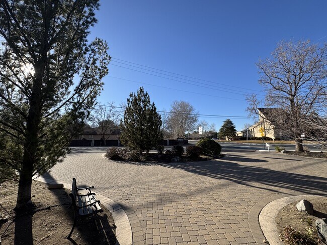 Building Photo - 4400 Lakeside Dr