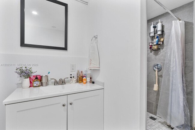 Foto del edificio - Southwest 17th Street, Miami, FL 33145 - 2 BR 3 BA single-family home