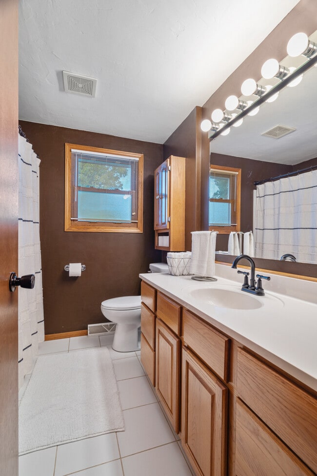 Building Photo - 1253 Roscoe St