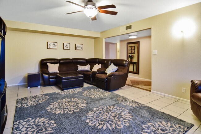 Building Photo - Gorgeous 4 bed 3 bath with pool in Tempe!