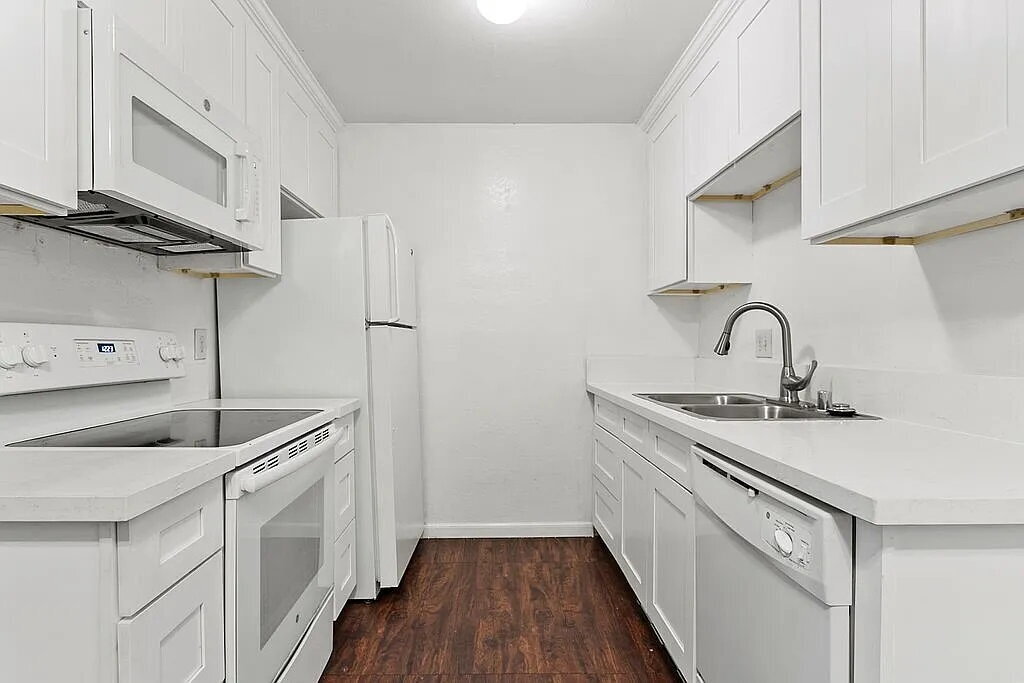 Foto principal - Trophy condo situated in guard-gated commu...
