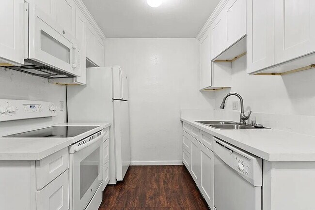 Foto del edificio - "Chic 1-Bedroom Haven in Santa Ana – 700 Sq Ft of Modern Comfort!"