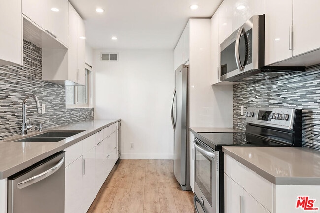 Building Photo - 23665 Park Capri