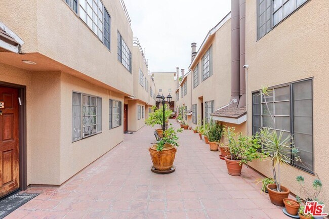 Foto del edificio - 5820 Yolanda Ave