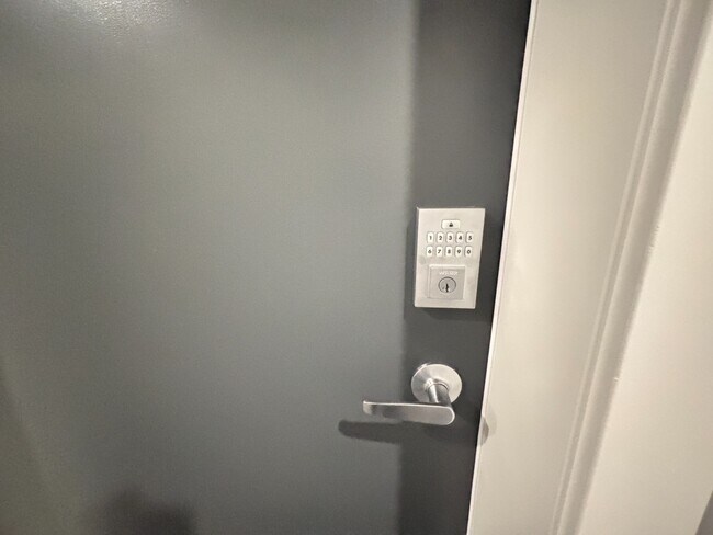 Photo du bâtiment - Seton 2-Bedroom Condo with Parking, Balcony, and Great Amenities (IP052)