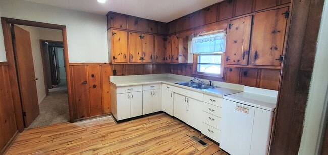 Building Photo - 102 W Colonial St