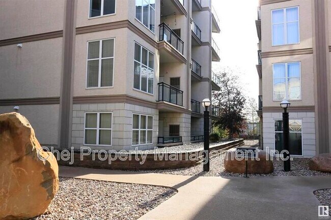 Photo du bâtiment - 4835-104a 104a St NW