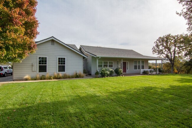 Foto del edificio - Country Home for Rent on Acreage | 3.5 Acres, 3 Car Garage, Deck, Pet Friendly