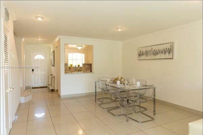 Foto del edificio - 1949 NE 123rd St