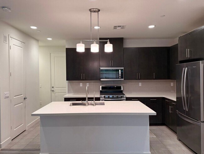 Foto del edificio - Stunning 3-Bed/2.5-Bath End Unit Condo with Solar & Large Yard