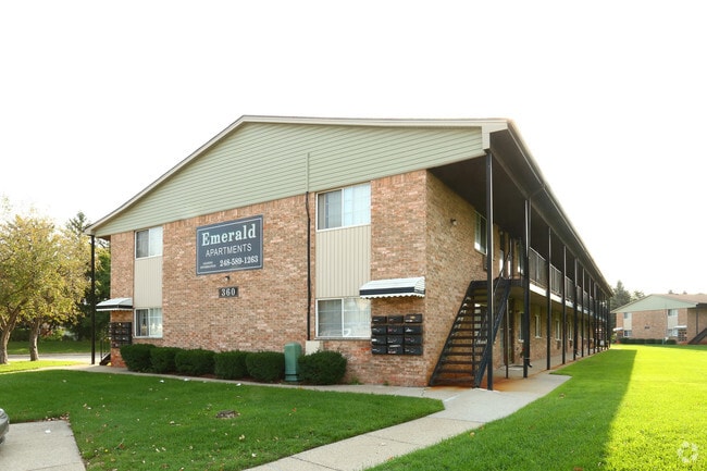 Building Photo - Emerald Apartments