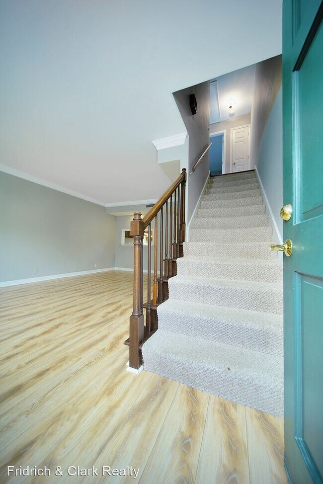 Building Photo - 2 br, 1.5 bath Apartment - 511 Hickory Villa