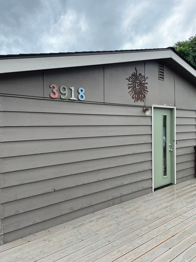 Building Photo - 3 Bed, 2 Bath, 2 Livingroom's with VIEW