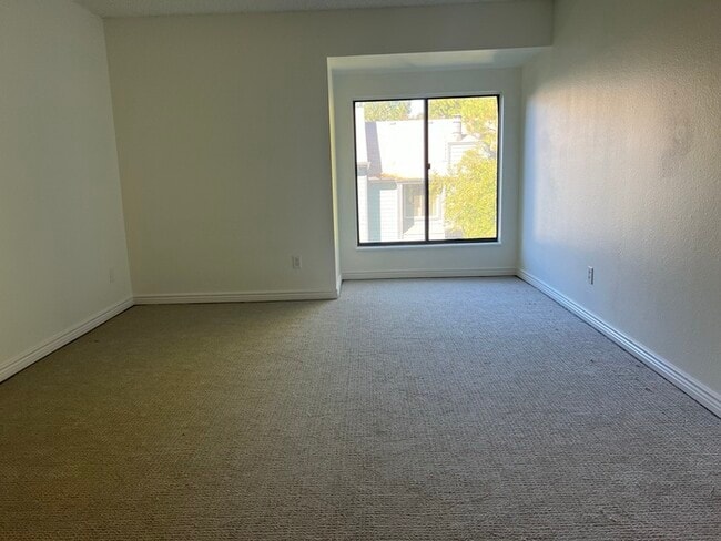 Building Photo - Newly renovated, vaulted ceilings, bright ...