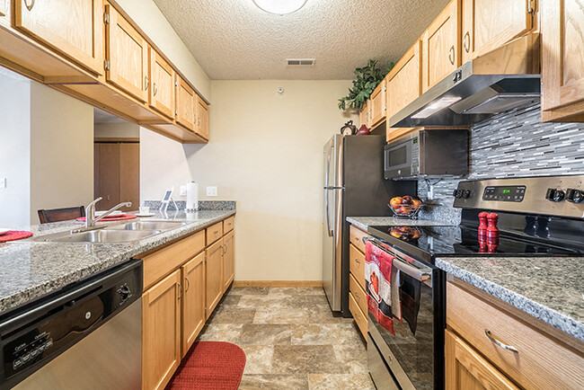 Una maravillosa cocina estilo galera con características renovadas. - Skyline View