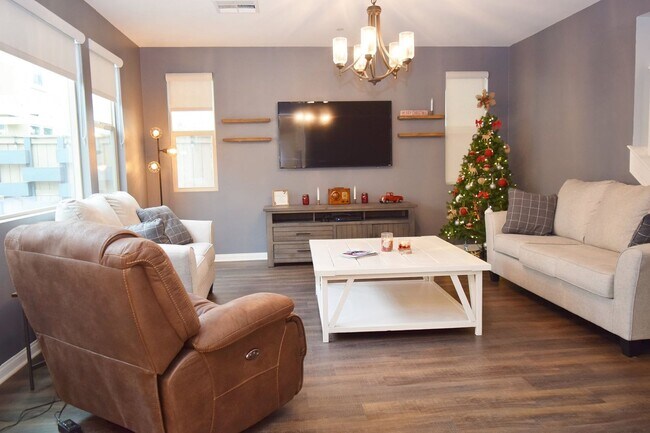 Building Photo - Stunning 3BR + Office & Loft & 2.5BA Imper...