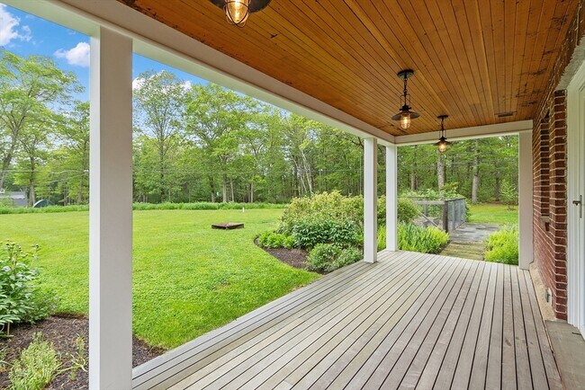 Foto del edificio - 229 Fairhaven Hill Rd