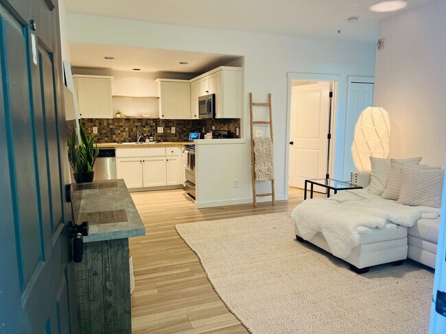 Foto del edificio - Beautifully Updated Lower Level 2 Bedroom ...