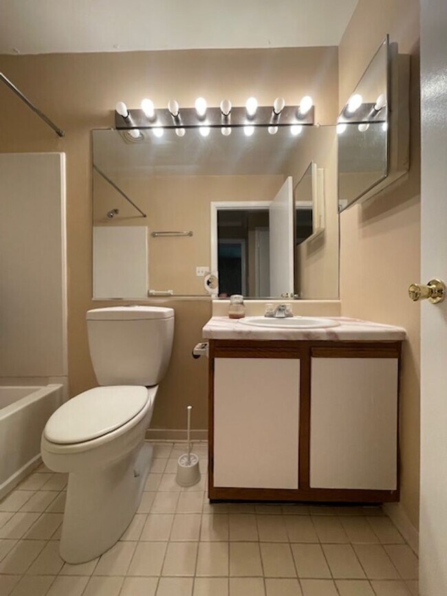 Foto del edificio - NICETOP FLOOR CONDO IN WILLOW WOOD