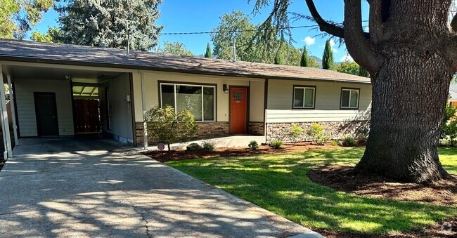 Building Photo - 1061 SE Clarey Ave