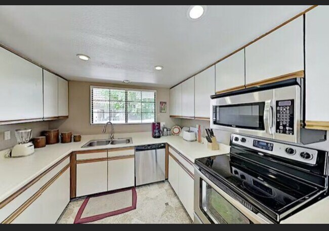 Kitchen - 505 S Farrell Dr