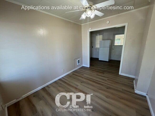 Building Photo - Move In Special - $99 First Months Rent. -  806 1/2 Ayers Street, Kelso, WA 98626