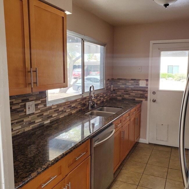 Building Photo - 1719 E Gaylon Dr