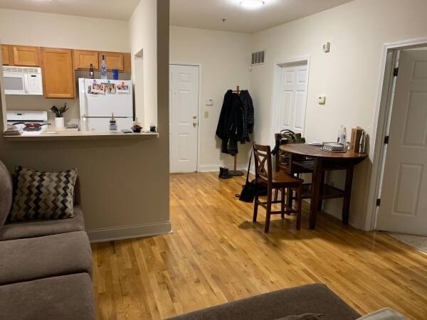 living room/kitchen - 406 Jefferson St