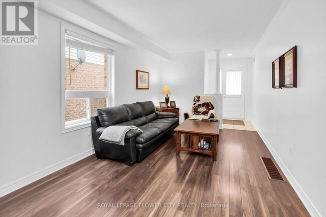 Building Photo - 15 Ridgemore Crescent