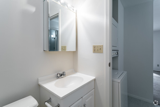 Baño - Cedar Village Apts