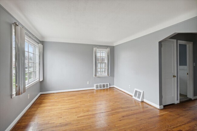 Building Photo - SECTION 8 ONLY! $1400 - 3 Bed 1.5 bath bun...