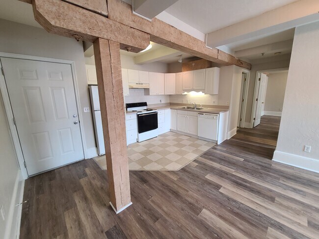Kitchen with Refrigerator, oven/stove/ and dishwasher - 137 King St