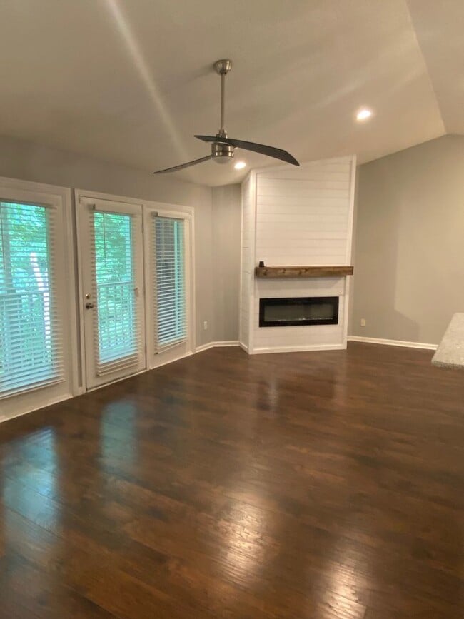 Building Photo - 1320 Park Glen Drive #304