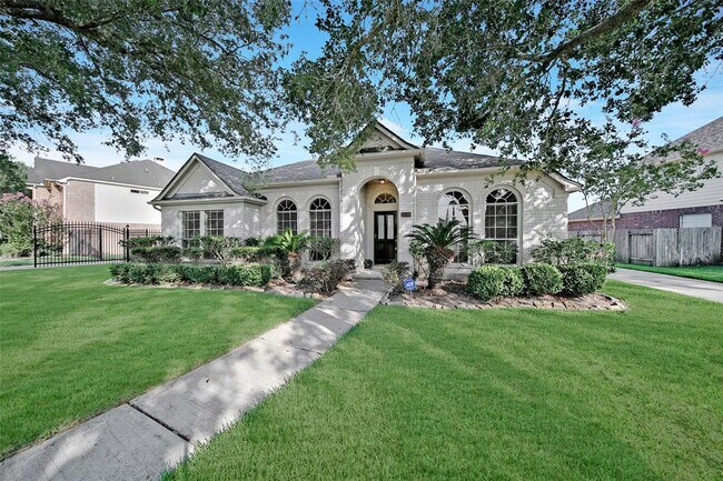 Building Photo - 2039 Canyon Crest Dr