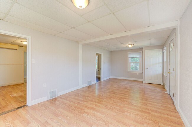 Foto del edificio - 1 Bedroom house in University City!