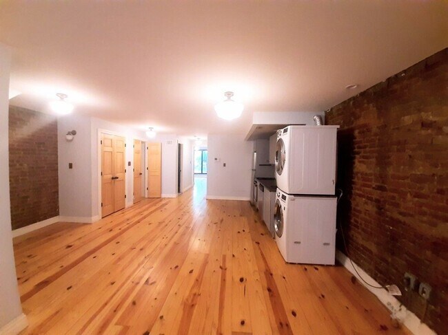 Building Photo - 274 Van Buren St