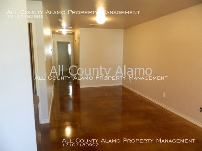 Building Photo - 3 bed 1 bath duplex